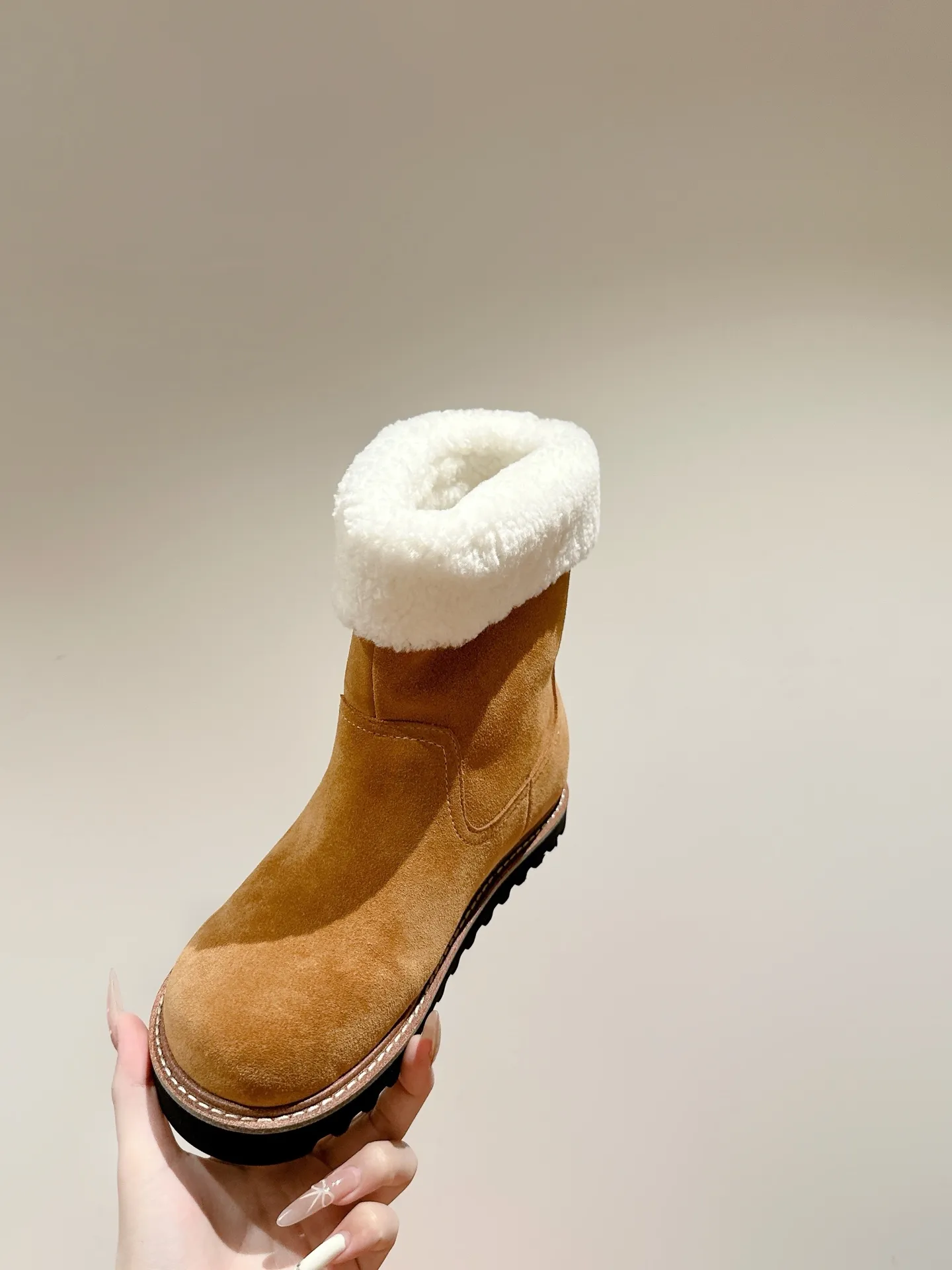 👟👟Ex-factory price 780👟👟 Louis Vuiton·Louis Vuitton 2025ss new LV Aspen Line series wool thick-soled Chelsea short boots fur boots snow boots Martin boots Original purchase, development and production This LV snow boots adopt the original lasting method. The materials are all original ones. Pay attention to the difference between the lower version and the molded rubber sole. The upper is decorated with three-dimensional carvings, which is full of high-end. The upper foot is really beautiful. ▪️Fabric: Cow suede/presbyopia leather ▪️Inner lining: original wool lining ▪️Outsole: original molded outsole ▪️Size: 35-40 (40 customized, non-returnable)